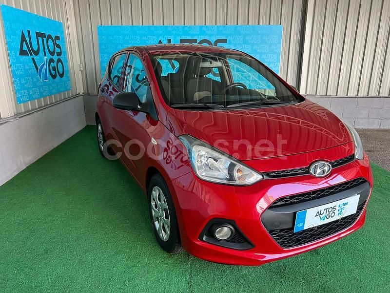 Usado Hyundai i10 66 CV (48 kW) 2015 Granate Utilitario