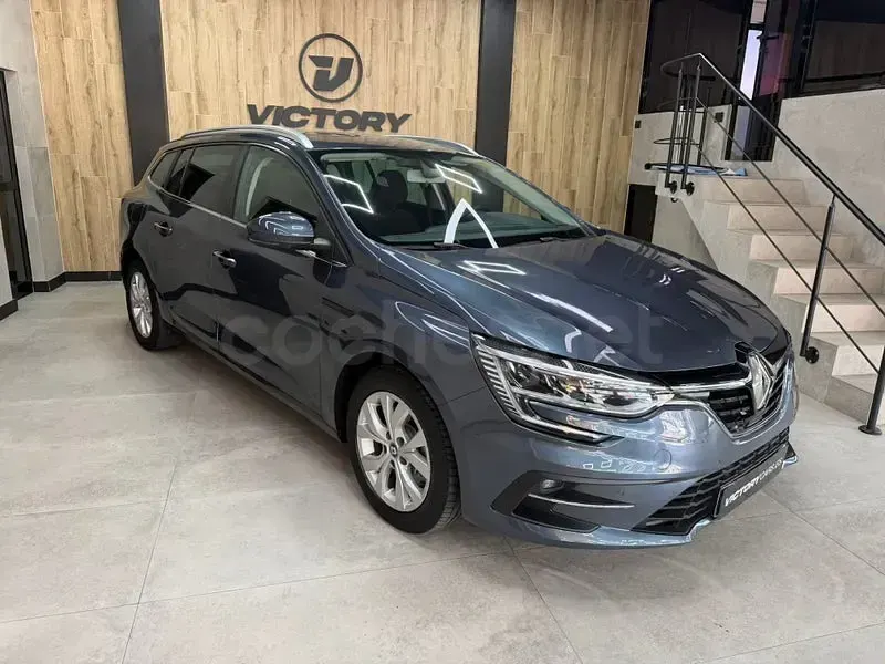Usado Renault Mégane IV Business 160 CV (117 kW) 2023 Gris / plata Familiar