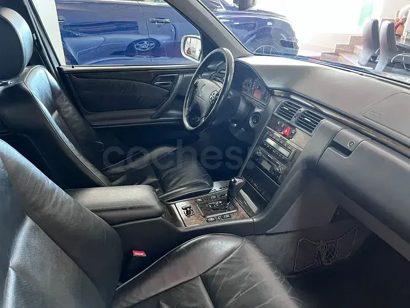 Usado Mercedes E320 Avantgarde 204 CV (150 kW) 2002 Gris / plata Berlina