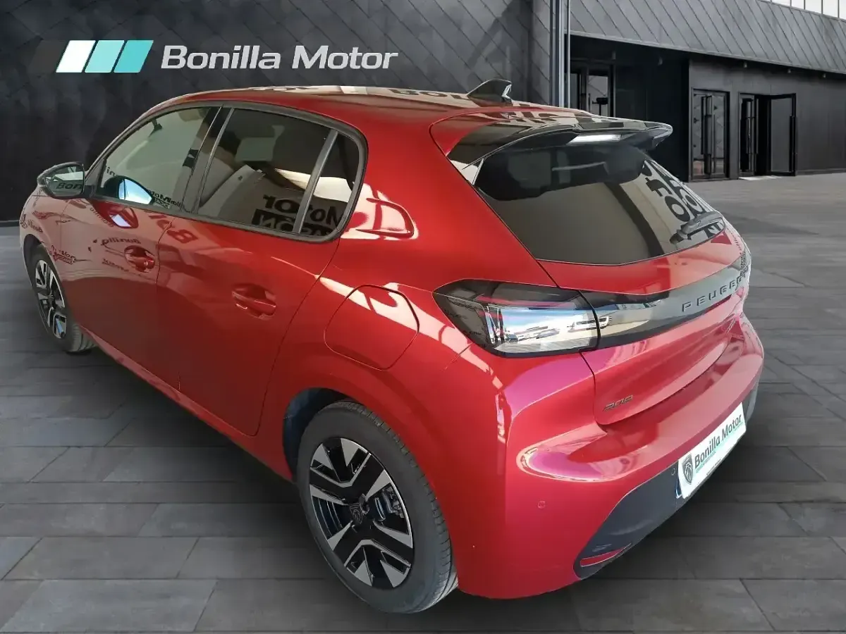 Usado Peugeot 208 Allure 100 CV (73 kW) 2024 Rojo Utilitario