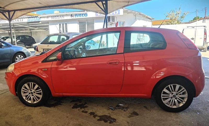 Usado Fiat Punto Dynamic 70 CV (51 kW) 2006 Rojo Utilitario