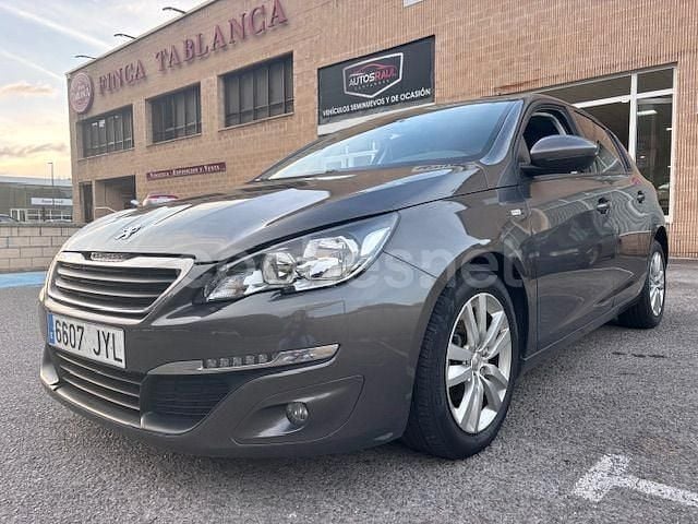 Usado Peugeot 308 Active 100 CV (73 kW) 2017 Gris / plata Berlina
