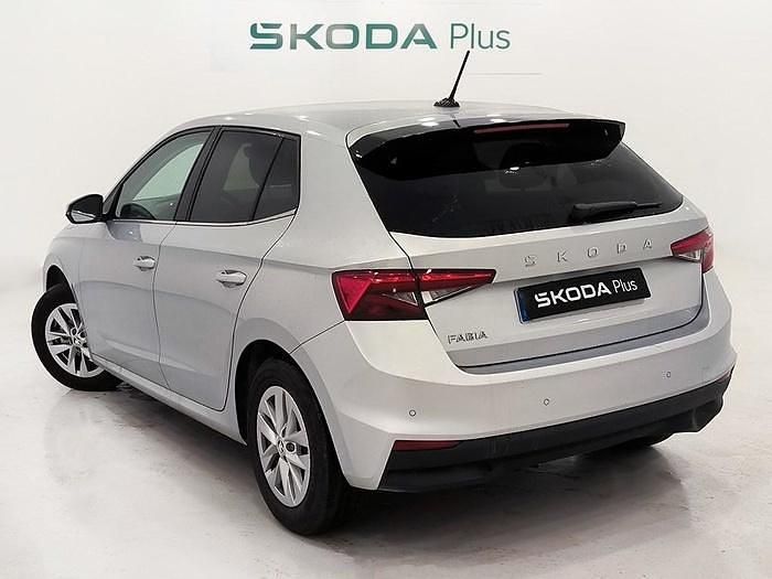 Gris / plateado Usado 2024 Skoda Fabia Selection Utilitario | 17.350 € (Buen precio) - Imagen 1/3