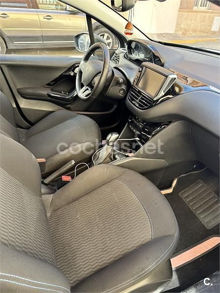 Usado Peugeot 208 Signature Sky 82 CV (60 kW) 2018 Gris / plata Utilitario