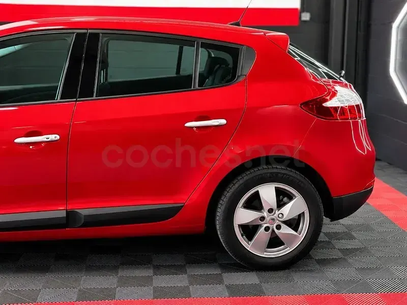 Usado Renault Mégane Dynamique 110 CV (80 kW) 2009 Rojo Berlina