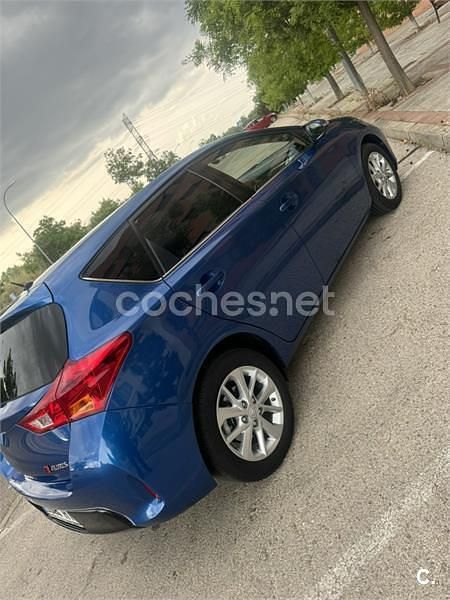 Używany Toyota Auris Business Edition 90 KM (66 kW) 2014 Niebieski Kombi