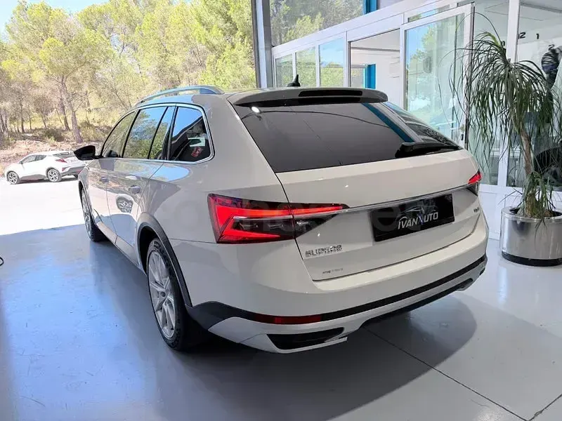 Usado Skoda Superb Scout 4x4 272 CV (200 kW) 2020 Blanco Familiar