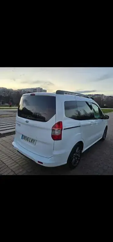Usado Ford Tourneo Titanium 101 CV (74 kW) 2021 Blanco Van