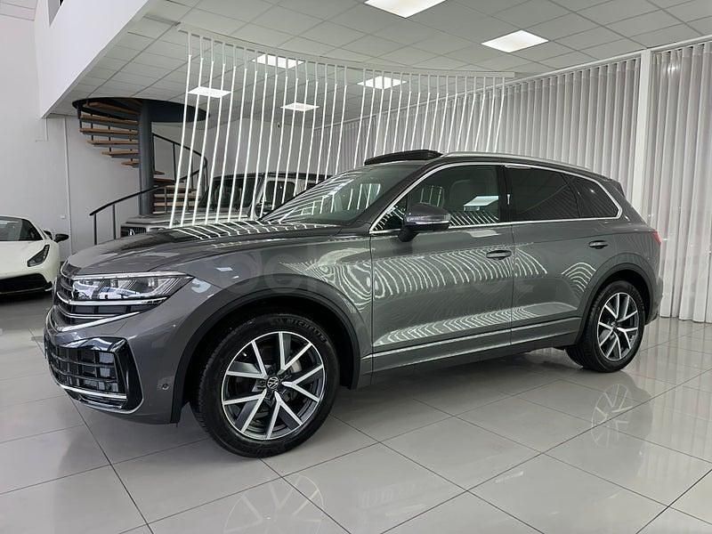 Usado VW Touareg 231 CV (169 kW) 2025 Gris / plata SUV