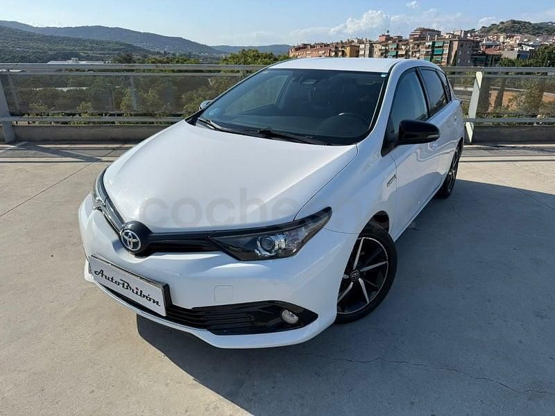 Usado Toyota Auris Hybrid 136 CV (100 kW) 2018 Blanco Berlina