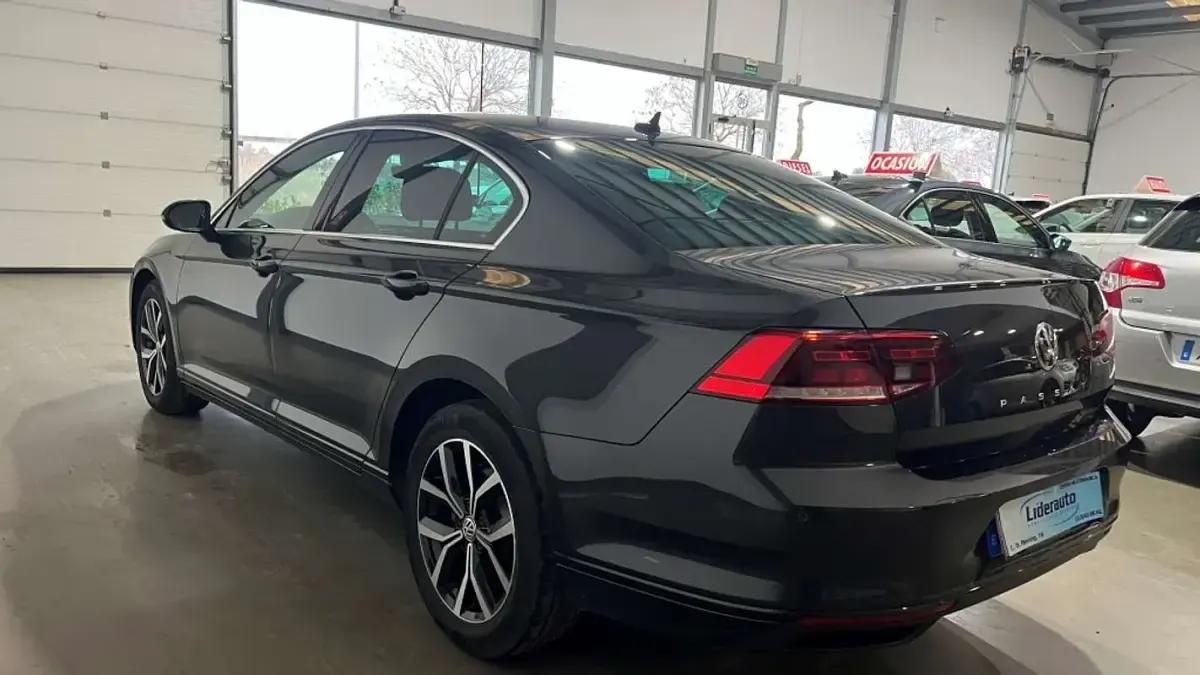 Usado VW Passat Executive 120 CV (88 kW) 2020 Gris Berlina