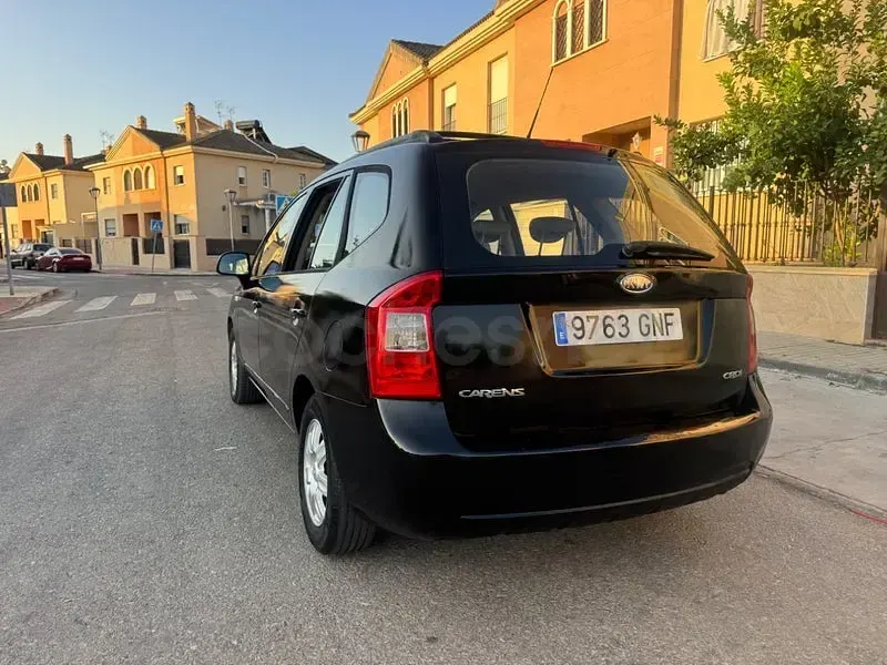 Usado Kia Carens 115 CV (84 kW) 2009 Negro Monovolumen