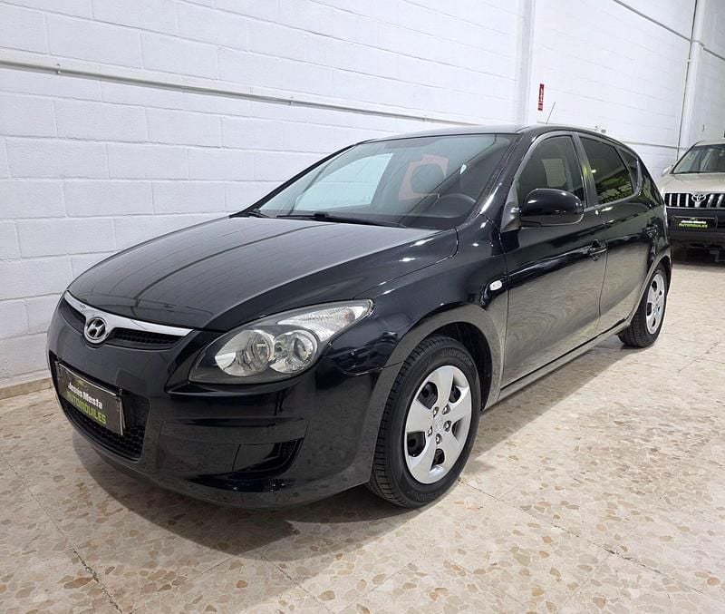 Usado Hyundai i30 Comfort 90 CV (66 kW) 2010 Negro Berlina