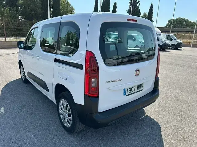 Usado Fiat Doblò 100 CV (73 kW) 2023 Blanco Monovolumen