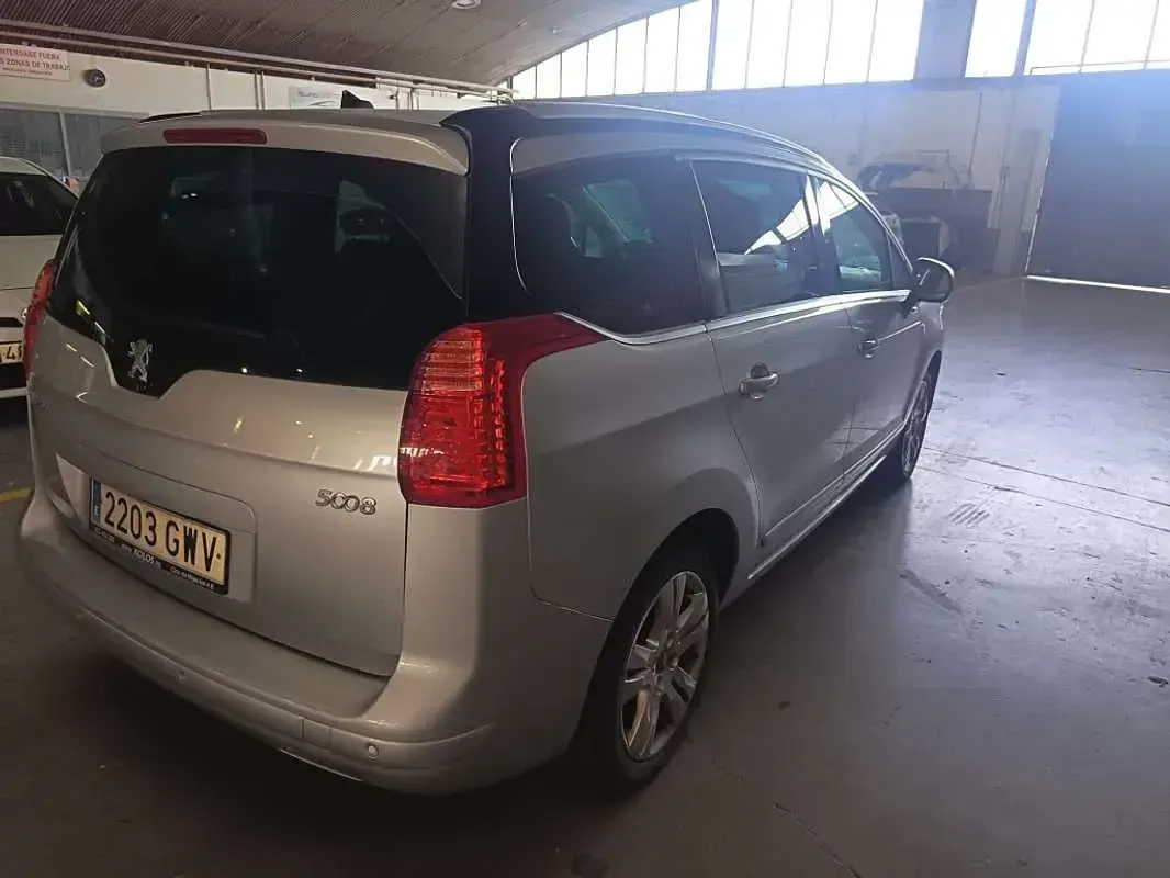 Usado Peugeot 5008 Sport 156 CV (114 kW) 2010 Plateado Monovolumen