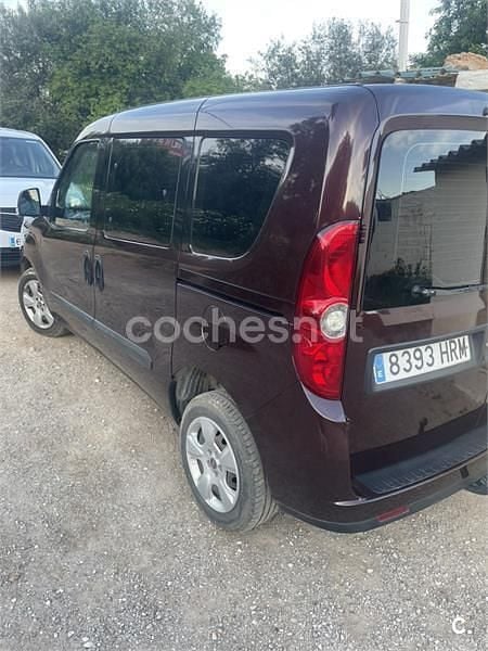 Usado Fiat Doblò Emotion 105 CV (77 kW) 2013 Granate Monovolumen