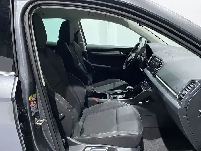 Usado Skoda Karoq Selection 150 CV (110 kW) 2025 Gris / plateado SUV