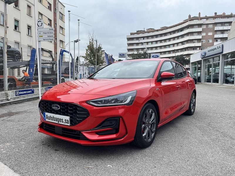 Rojo Usado 2024 Ford Focus ST-Line Berlina | 22.500 € (Buen precio) - Imagen 1/4