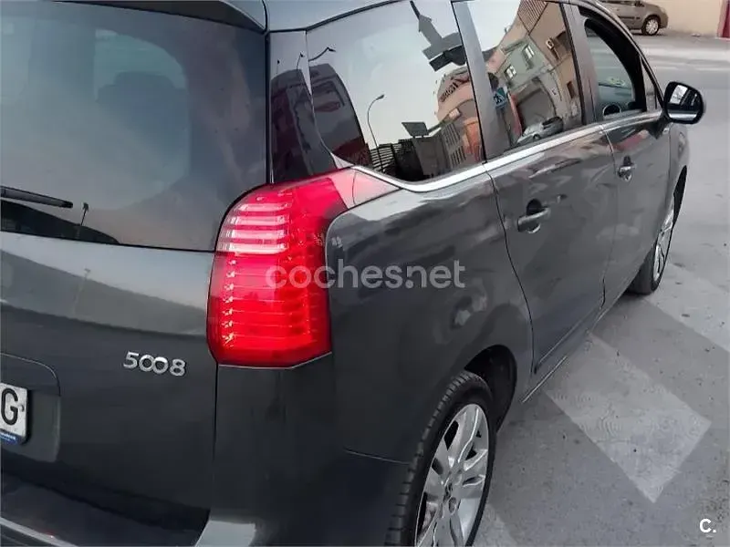 Usado Peugeot 5008 Sport 110 CV (80 kW) 2010 Negro Monovolumen