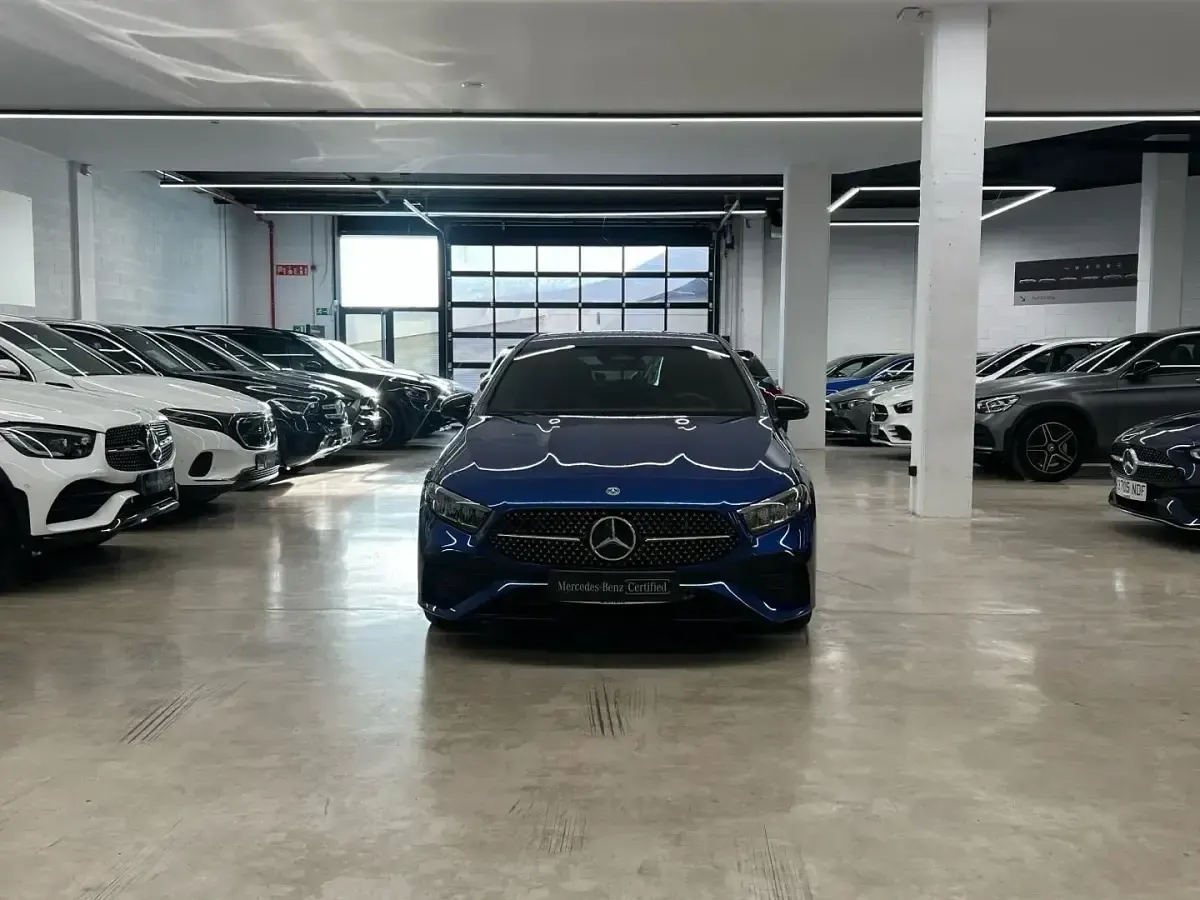 Usado Mercedes A180 AMG line 116 CV (85 kW) 2025 Azul Berlina