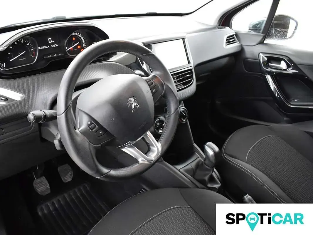 Usado Peugeot 208 Style 82 CV (60 kW) 2017 Rojo Utilitario