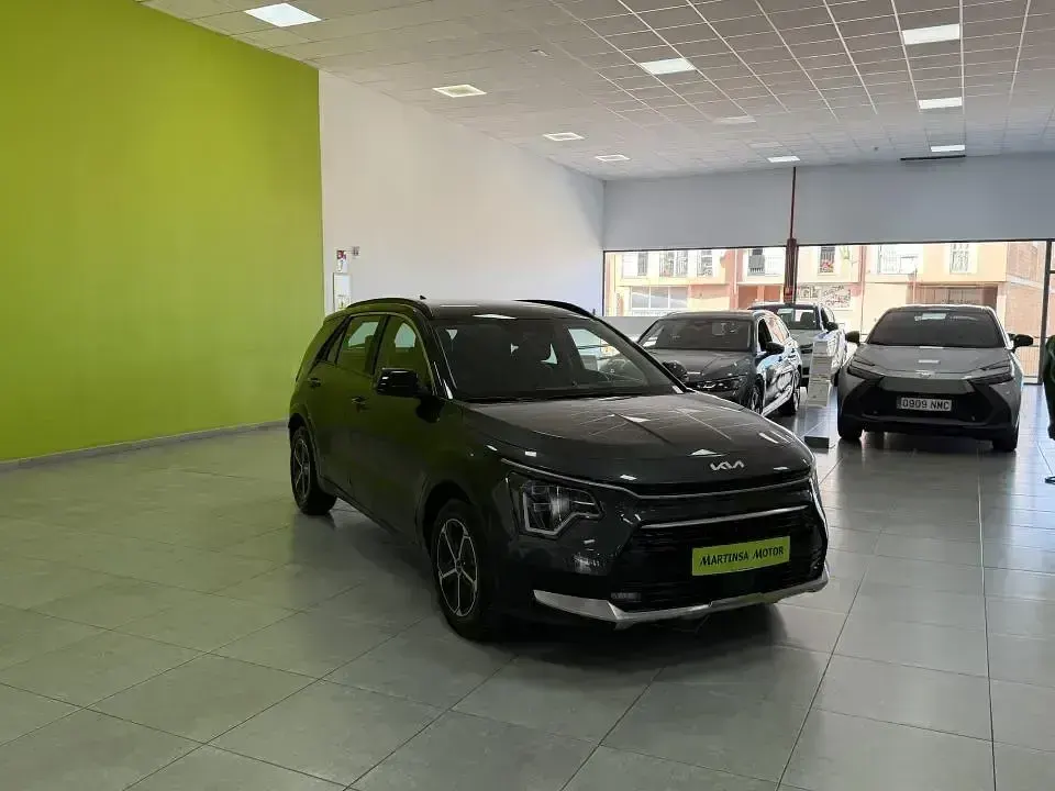 Usado Kia Niro 129 CV (94 kW) 2024 Gris SUV