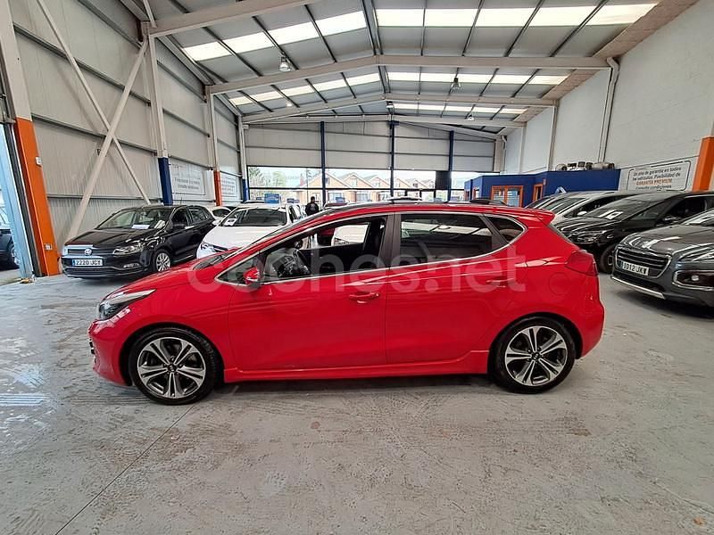 Usado Kia Ceed GT GT-Line 136 HP (100 kW) 2016 Vermelho Sedan