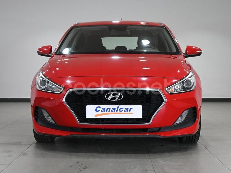Usado Hyundai i30 120 CV (88 kW) 2019 Rojo Berlina