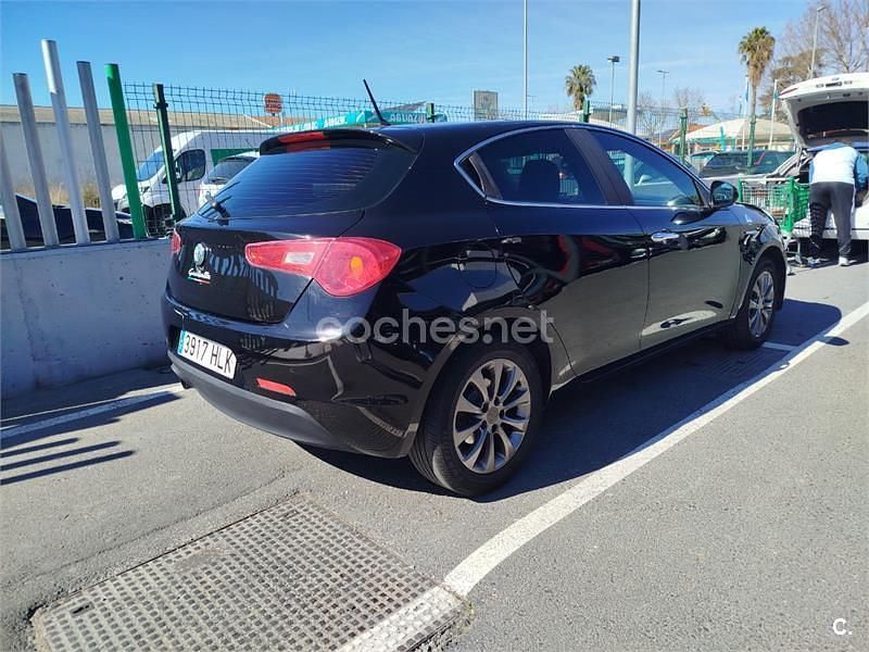 Usado Alfa Romeo Giulietta Distinctive 105 CV (77 kW) 2012 Negro Utilitario