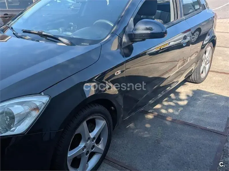 Usado Kia Ceed 90 CV (66 kW) 2009 Negro Utilitario