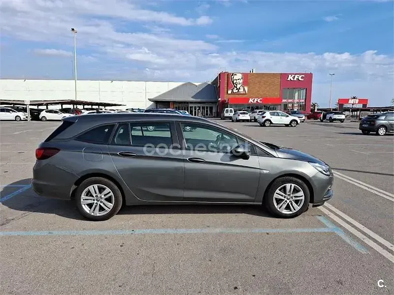 Usado Opel Astra Innovation 150 CV (110 kW) 2019 Gris / plata Familiar