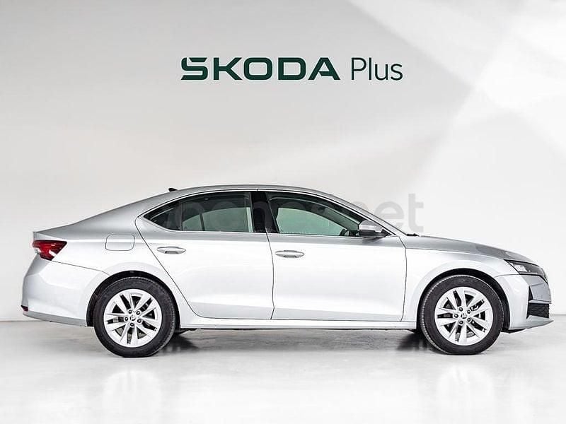Usado Skoda Octavia Selection 116 CV (85 kW) 2024 Gris plata Berlina