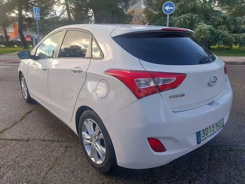 Usado Hyundai i30 GO! 110 CV (80 kW) 2014 Blanco Berlina