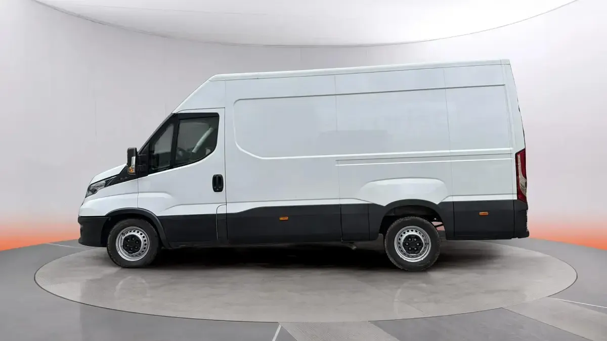 Usado Iveco Daily 156 CV (114 kW) 2023 Blanco Berlina
