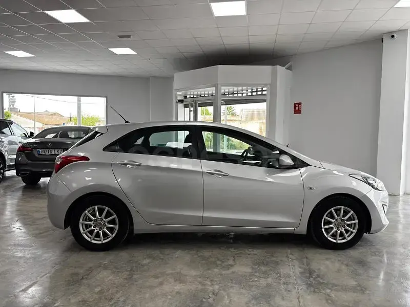 Usado Hyundai i30 100 CV (73 kW) 2012 Gris / plata Berlina