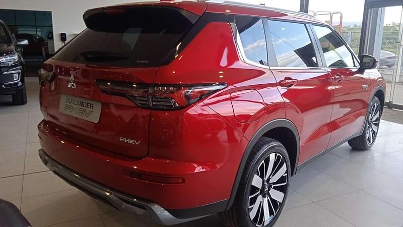 Rojo Usado 2025 Mitsubishi Outlander P-HEV SUV | 41.900 € (Super precio) - Imagen 1/4