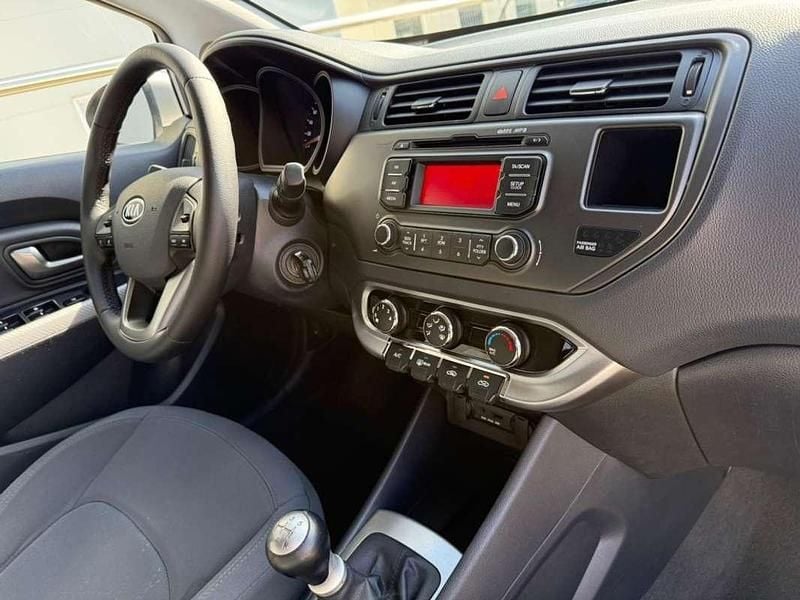 Usado Kia Rio 86 CV (63 kW) 2011 Gris Utilitario