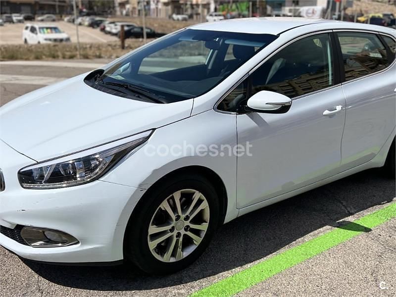 Blanco Usado 2015 Kia Ceed Berlina | 9900 € (Precio justo) - Imagen 1/4