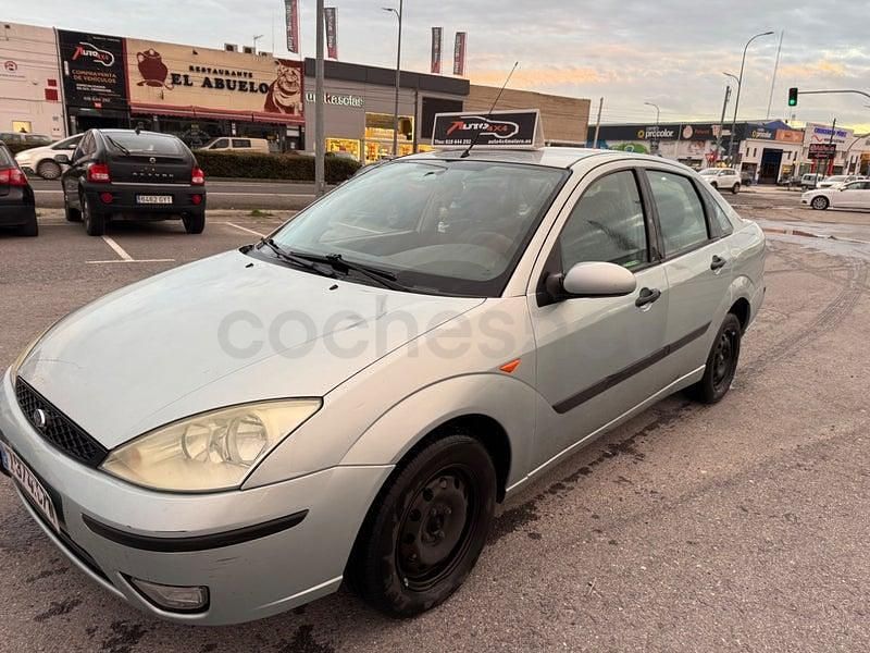 Begagnad Ford Focus Ghia 100 HK (73 kW) 2004 Grå Sedan