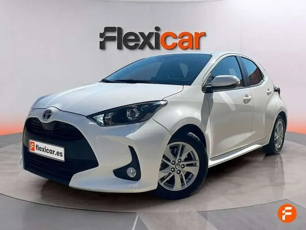 Usado Toyota Yaris Hybrid Active 116 CV (85 kW) 2022 Blanco Utilitario