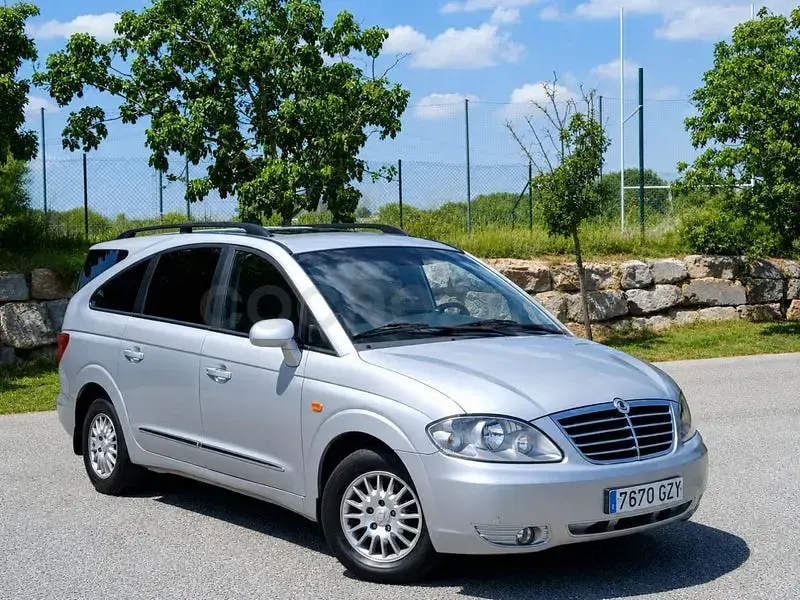 Usado SsangYong Rodius 165 CV (121 kW) 2010 Gris / plata Monovolumen