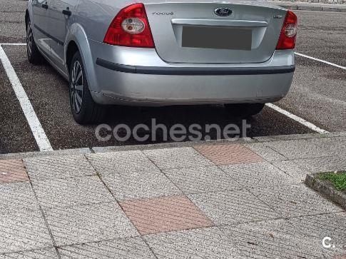 Gris / plata Usado 2006 Ford Focus Trend Berlina | 2400 € (Precio justo) - Imagen 1/4