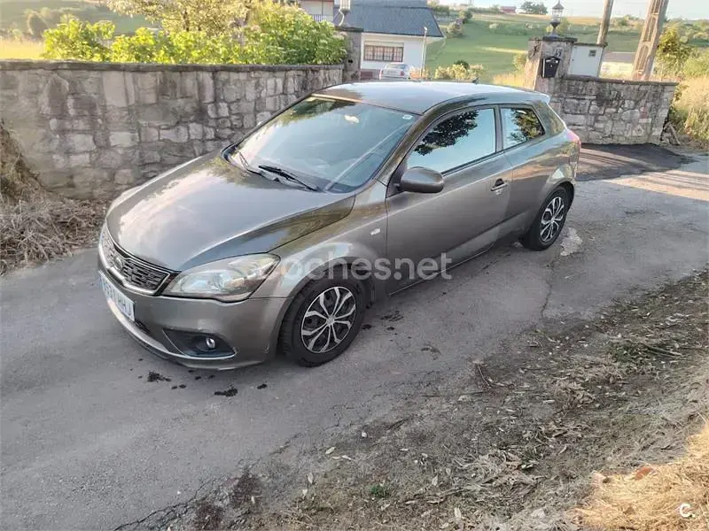 Usado Kia Ceed 105 CV (77 kW) 2011 Gris / plata Utilitario