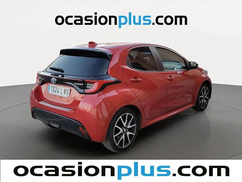 Usado Toyota Yaris Hybrid Style 116 CV (85 kW) 2022 Rojo
