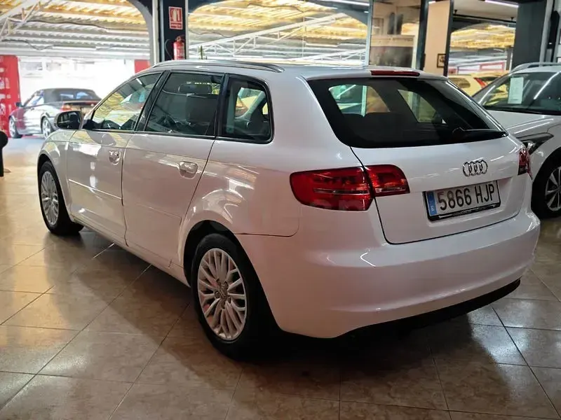 Usado Audi A3 Ambition 140 CV (102 kW) 2012 Blanco Utilitario