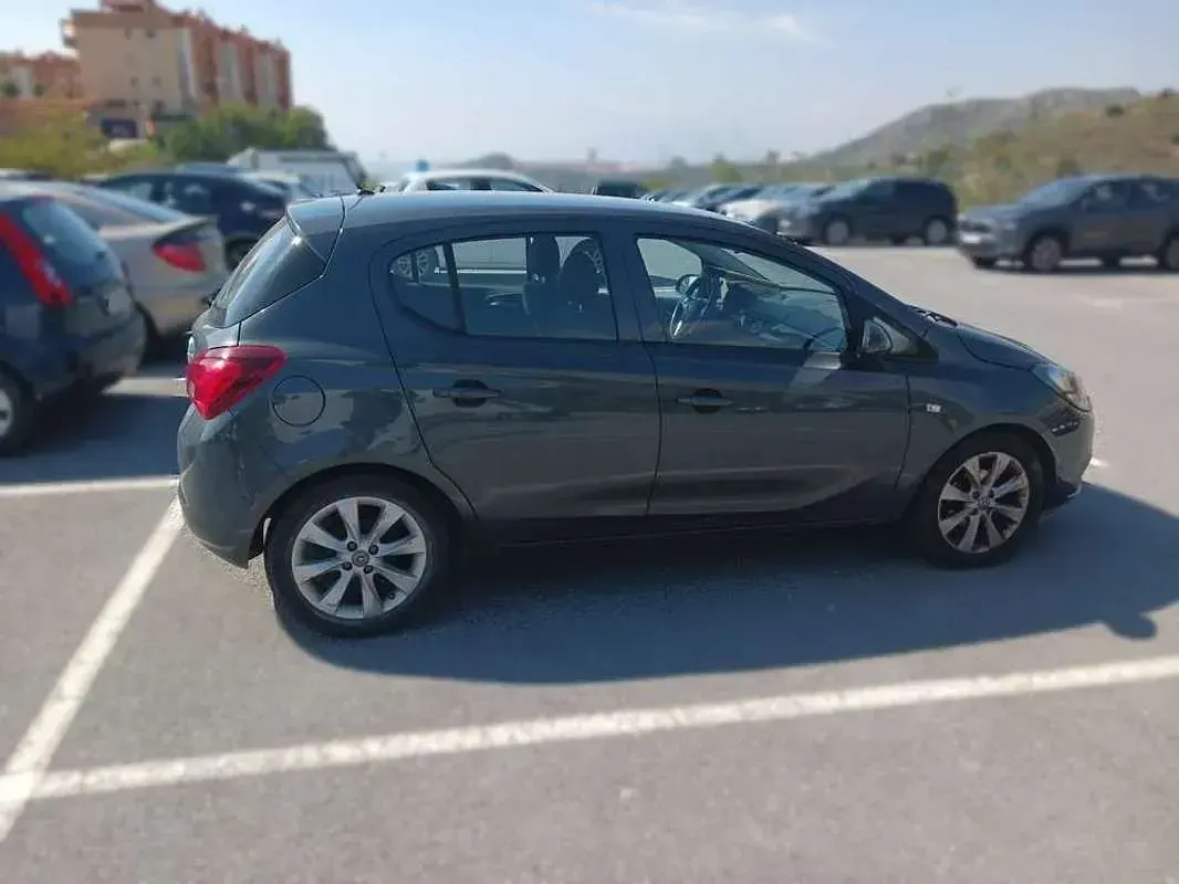 Usado Opel Corsa Selective 90 CV (66 kW) 2018 Negro Utilitario