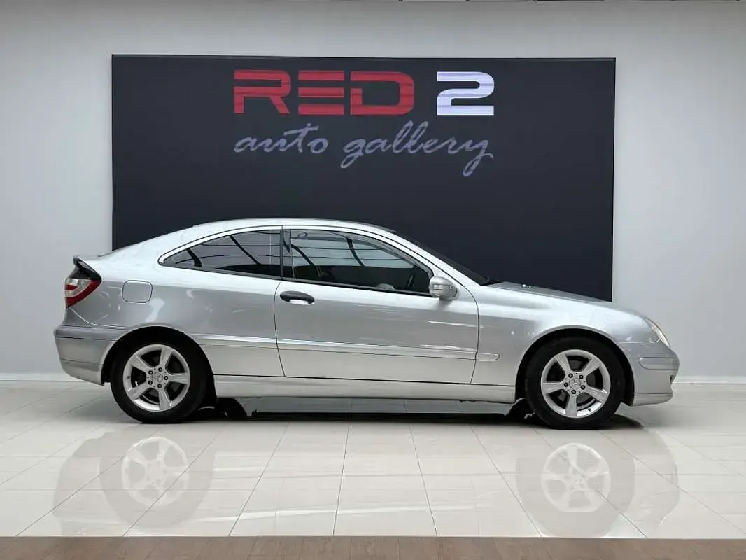 Usado Mercedes C180 Avantgarde 143 CV (105 kW) 2005 Plateado Berlina