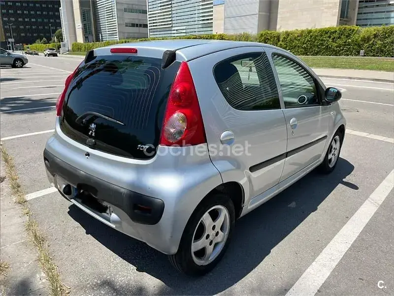 Usado Peugeot 107 Urban Move 68 CV (50 kW) 2008 Gris / plata Utilitario