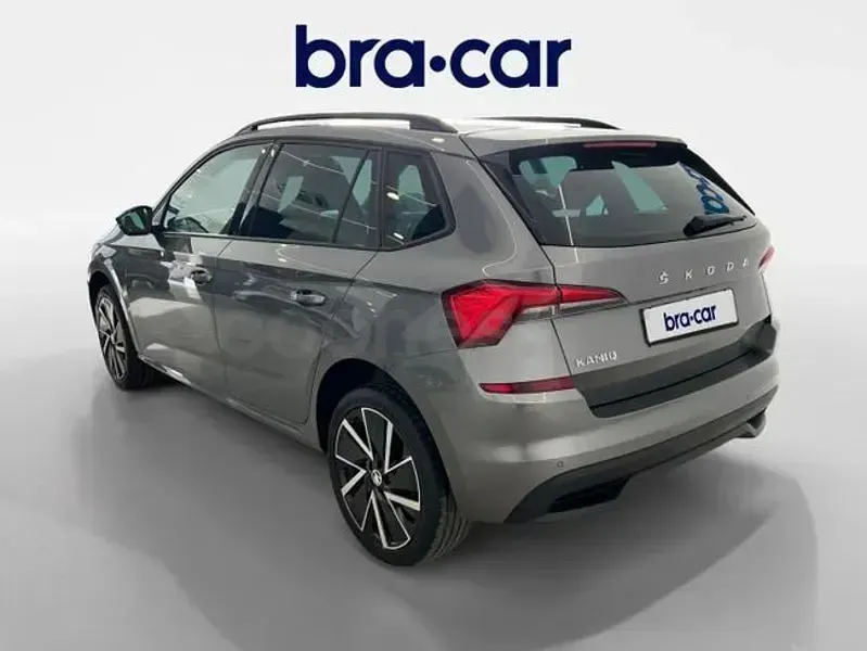 Usado Skoda Kamiq Sport 110 CV (80 kW) 2024 Gris / plata SUV
