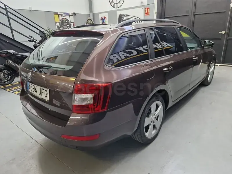 Usado Skoda Octavia Ambition 105 CV (77 kW) 2014 Marrón Familiar